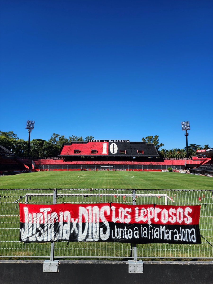Newells's tweet photo. Los Leprosos, con Diego y su familia. 

#JusticiaxMaradona ✊🏼 https://t.co/348PXRz6eM