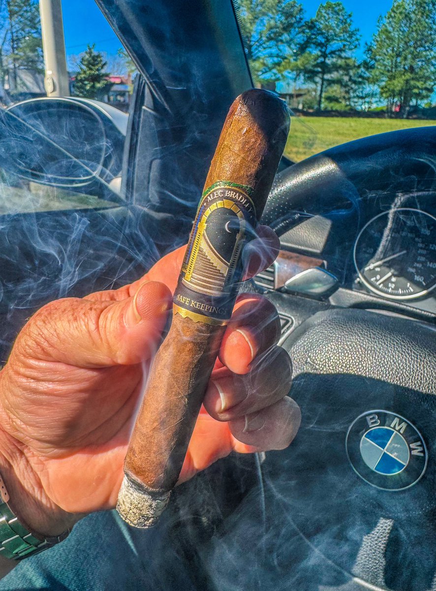 stogiedad's tweet photo. It’s been a Monday so far…time to get on the road and have a little quiet time. @alecbradley #SafeKeepings for the ride. Digging this blend, another AB firmly in my rotation. #nowsmoking #CigarLife #CigarsOnX #BOTL https://t.co/ECCirolLSW