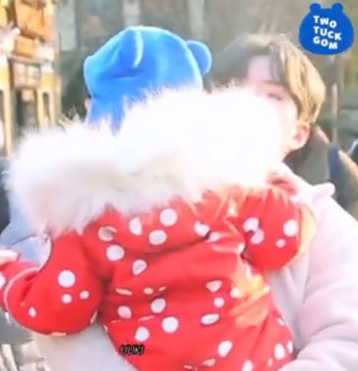 uukikiok's tweet image. 기혀니는 아기를 한 웅큼 안고 다니면서 시야확보도 잘 못하는데 션우는 한 손으로 대롱대롱 들고다니는 거 너무 재밋움