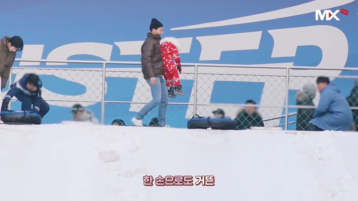 uukikiok's tweet image. 기혀니는 아기를 한 웅큼 안고 다니면서 시야확보도 잘 못하는데 션우는 한 손으로 대롱대롱 들고다니는 거 너무 재밋움