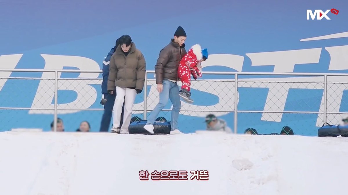 uukikiok's tweet image. 기혀니는 아기를 한 웅큼 안고 다니면서 시야확보도 잘 못하는데 션우는 한 손으로 대롱대롱 들고다니는 거 너무 재밋움