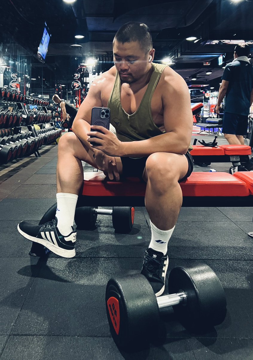 稍微休息一下
才幾天沒用48kg握推
他突然就變成了可怕的重量⋯
肌肉你真的很壞