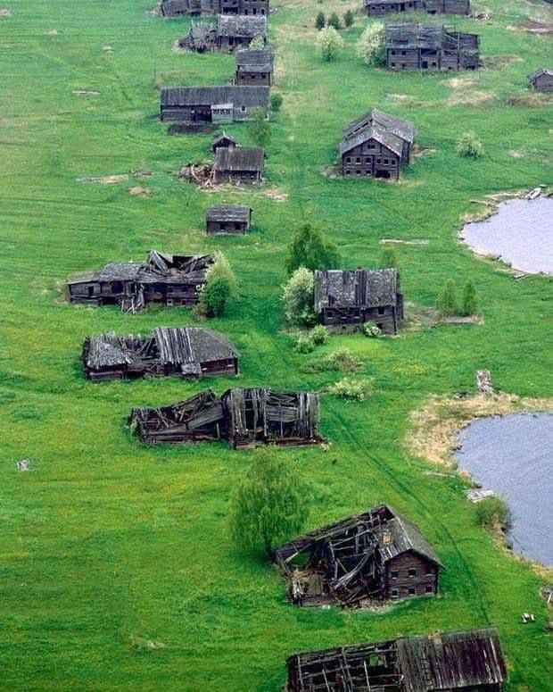 veraizmaylova41's tweet image. Вымершая деревня. Это Карелия, отжатая у Финляндии в 1940 году

Фото 2009 год а – наверное все ушли на войну с Грузией в 2008,спасать Южную Осетию?Тут уж было не до Карелии, спасённой от финнов
Скоро такие фото будут по всей России – всё вымерло, все ушли воевать с укронацистам