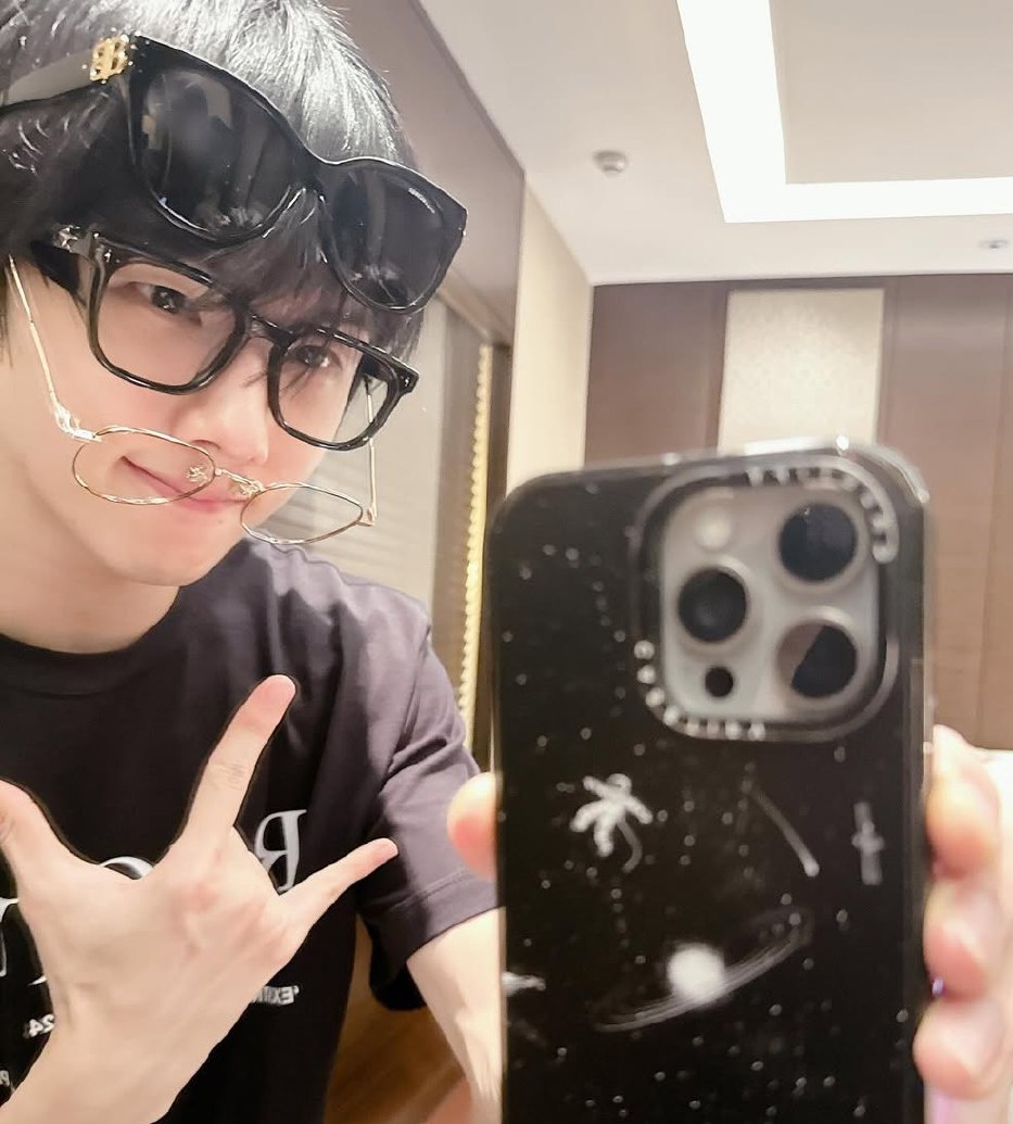 wlcjiho's tweet photo. gojiho update on #wlcmedia:

Boatos que eu ia postar essas fotos ontem, mas dormi antes de apertar no publicar. Domingo produtivo: óculos novos (não preciso de nenhum) e fim de tarde no salão de jogos com o Young. 🎮🕹️ https://t.co/MqSVLJVmTC