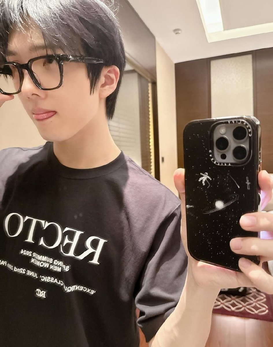 wlcjiho's tweet photo. gojiho update on #wlcmedia:

Boatos que eu ia postar essas fotos ontem, mas dormi antes de apertar no publicar. Domingo produtivo: óculos novos (não preciso de nenhum) e fim de tarde no salão de jogos com o Young. 🎮🕹️ https://t.co/MqSVLJVmTC