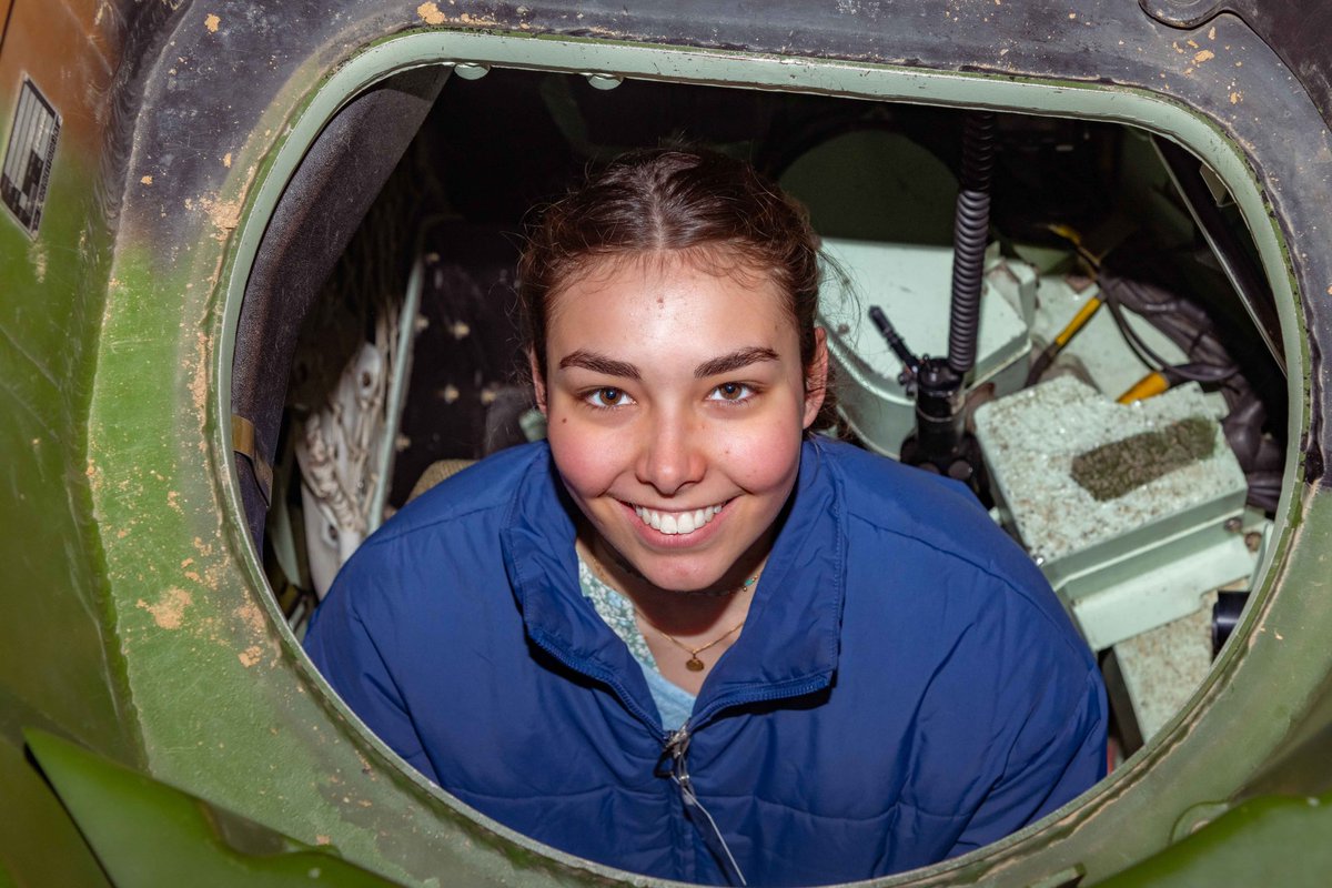 Le 12ᵉ Régiment de Cuirassiers a accueilli la Jeanne 2025 et ses pages ! ⚜️

Une journée riche en échanges, découverte des blindés et immersion dans notre quotidien.

Merci à la Jeanne et à ses pages pour leur visite ! 👀