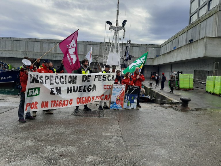 ELA Sindikatua (@elasindikatua) on Twitter photo 🙌 ¡ELA destaca el seguimiento del 100% en la huelga indefinida en el sector de inspección de pesca de la Administración del Estado!
✖️ El sindicato denuncia que tras dos semanas de huelga, el <a href="/Gob_eus/">Eusko Jaurlaritza - Gobierno Vasco</a> no muestra voluntad de dar fin al conflicto.
🔗 labur.eus/6ecp20kx 🙌 ¡ELA destaca el seguimiento del 100% en la huelga indefinida en el sector de inspección de pesca de la Administración del Estado!
✖️ El sindicato denuncia que tras dos semanas de huelga, el <a href="/Gob_eus/">Eusko Jaurlaritza - Gobierno Vasco</a> no muestra voluntad de dar fin al conflicto.
🔗 labur.eus/6ecp20kx