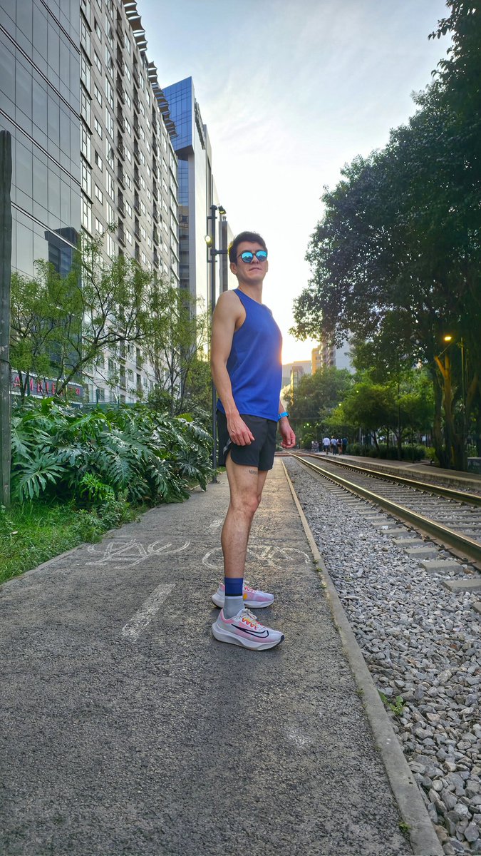 HugoValensi's tweet photo. Otra semana completada, costó mucho pero se disfrutó cada una de las rutas y paisajes. Gracias CDMX por tan bonitos atardeceres. 🌇🌄
#trainingdone✔ 💫 Kilómetros con mami 🫶
#running #runner #YoElegiCorrer
🔝 @CanalRunning https://t.co/kH2o6CoeMi