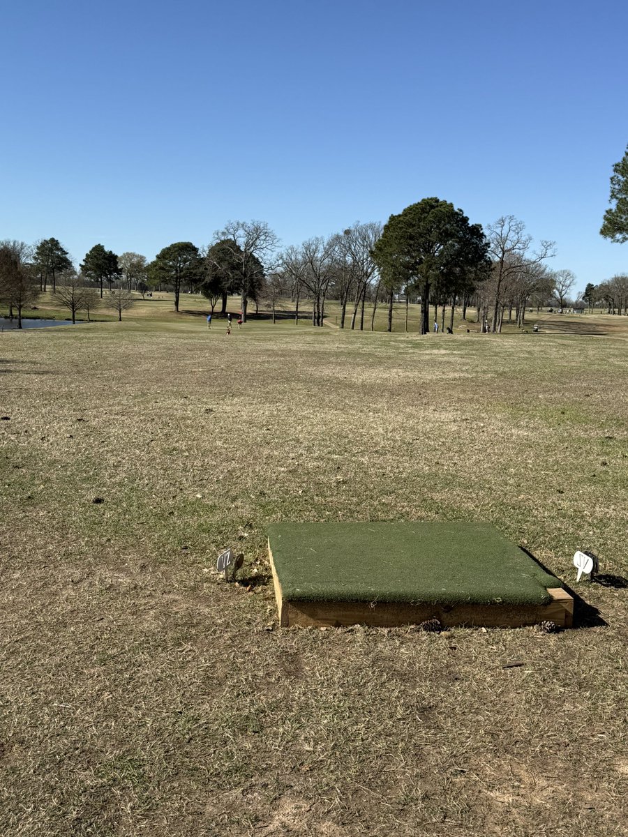 Tguinn11's tweet photo. You guys ever seen such a tee box? lol. @bryanbrosgolf @jjkilleentcu @NUCLRGOLF https://t.co/KILQSMSSCs