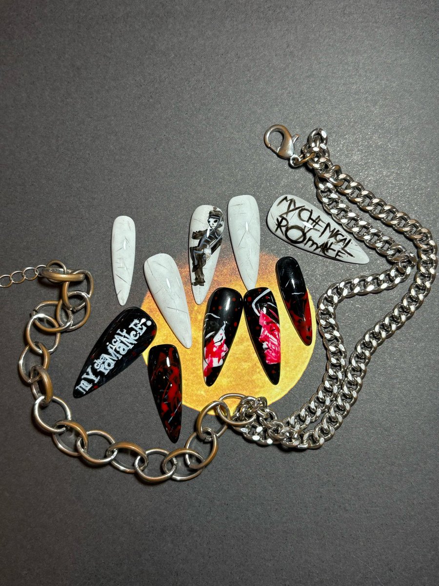 oliolinomi's tweet photo. Na moral e a DIVA no Instagram que fragmentou meus dois traços de personalidade em unhas e me criou set customizados de My Chemical Romance e My Little Pony?????? 😭😭😭

Vão no último post dela dar muito carinho, to mt animada pras unha chegarem aqui 🥺

https://t.co/BlW1n5jJGH https://t.co/LdgP5AhRUu