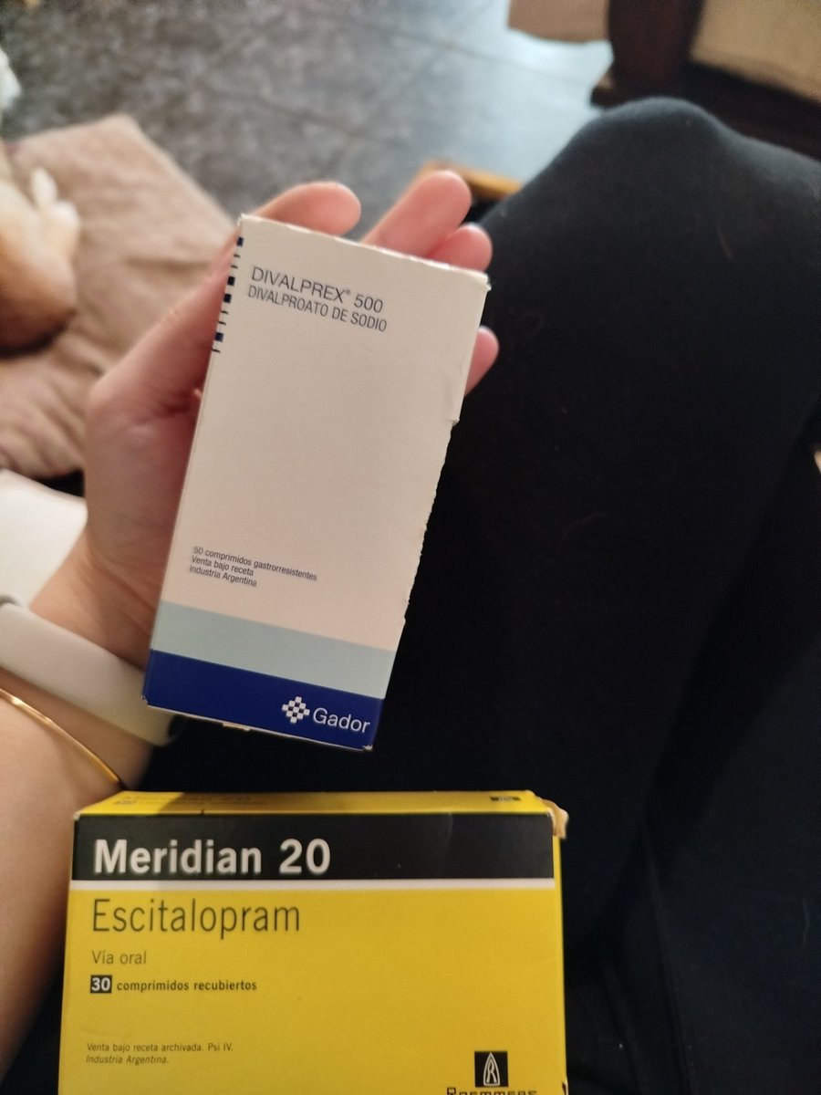belumbo's tweet photo. Tengo una caja de escitalopram 20 y dos de valcote (divalproato de sodio) 500 para regalar que me quedaron de mi hermano, si alguien sabe de alguien que necesite me avisa porque vencen en pocos meses. Estoy en CABA. https://t.co/AX9X5S19VM