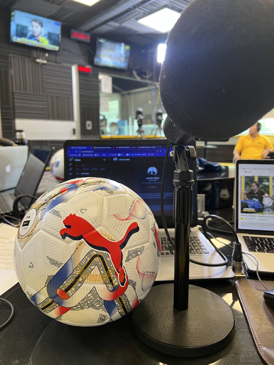 ChipiVera89's tweet photo. La pelota que se usará el jueves en el partido #Paraguay vs #Chile. La regalamos en breve por la #730AM! Atentos en https://t.co/ONS9PzohhO https://t.co/dxUFBALHk3
