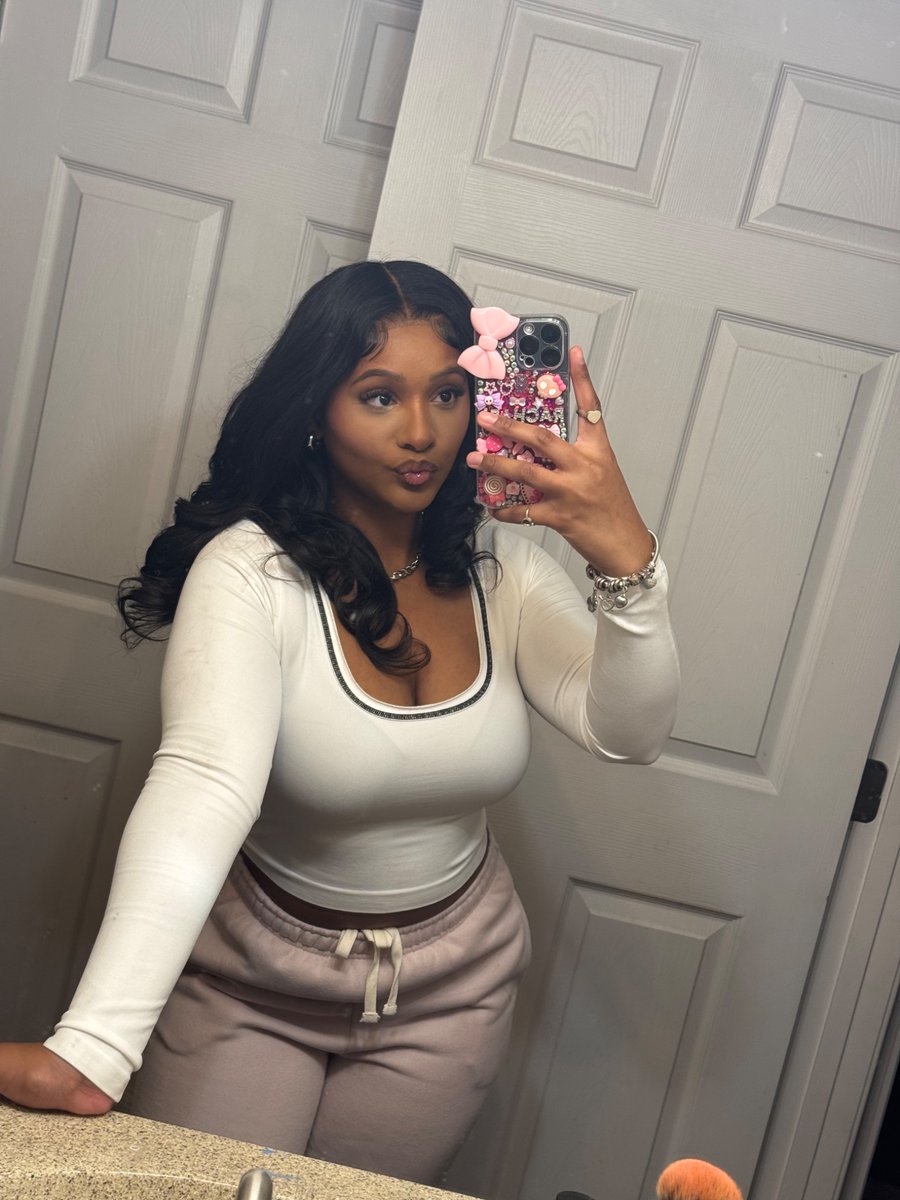 Raynesmuva's tweet photo. 💋 https://t.co/afLtaLTaXy