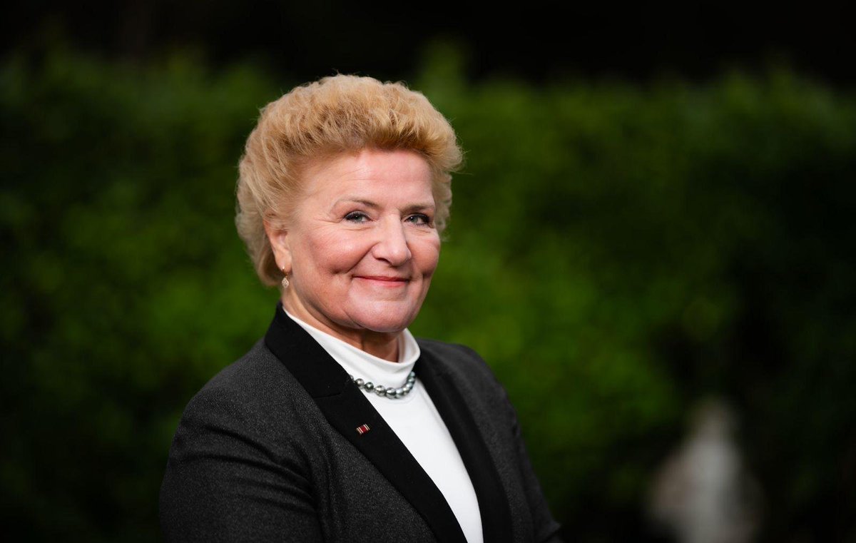 Offener Brief an die Mitglieder des Deutschen Bundestages

Sehr geehrte Damen und Herren Abgeordnete,
morgen, am 18. März 2025, wird der Deutsche Bundestag über einen Gesetzentwurf abstimmen, der die Schuldenbremse faktisch aushebelt, ein 500-Milliarden-Euro-Sondervermögen