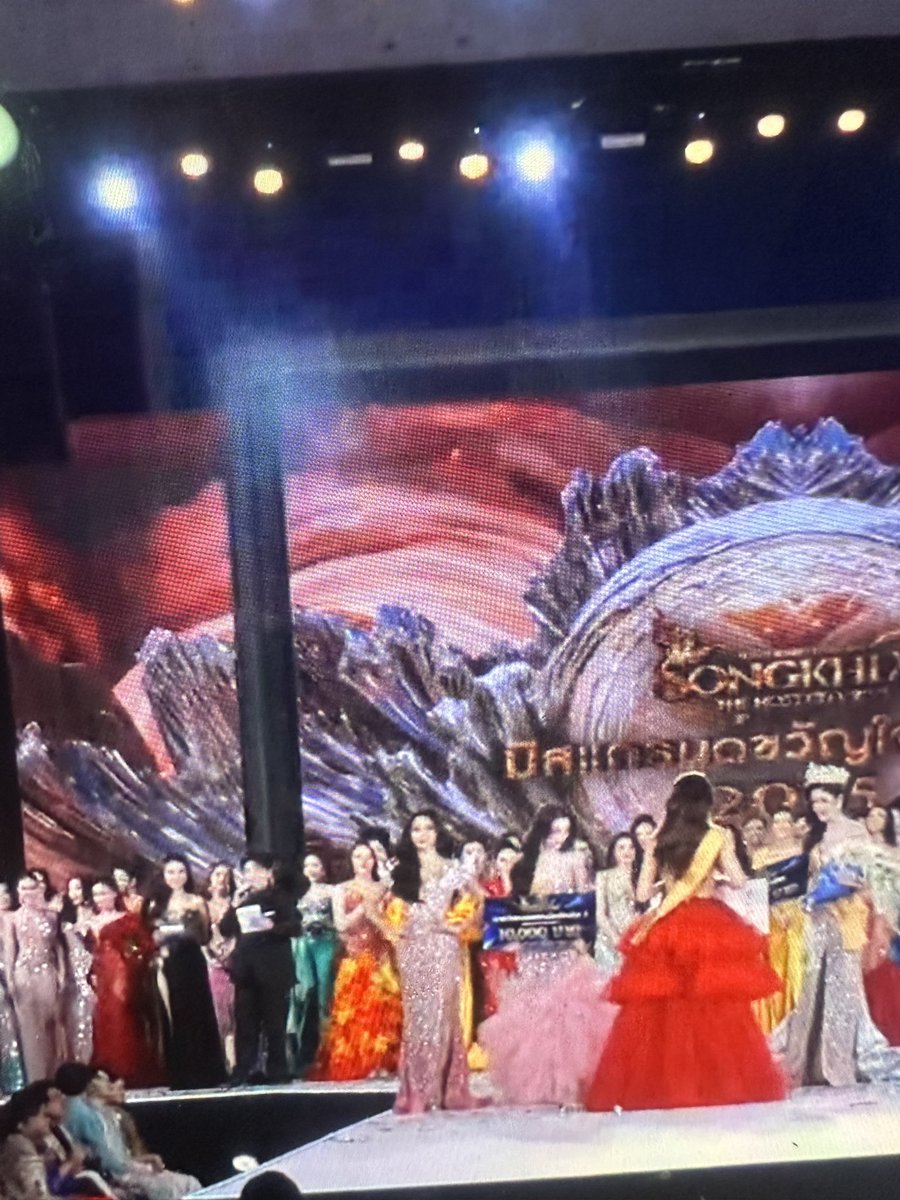 usjex's tweet photo. ไม่ให้ถือป้าย ไม่ให้สายสะพาย เพราะ จะมงใหญ่ #MissGrandThailand2025 https://t.co/8pE9Qm1KJN