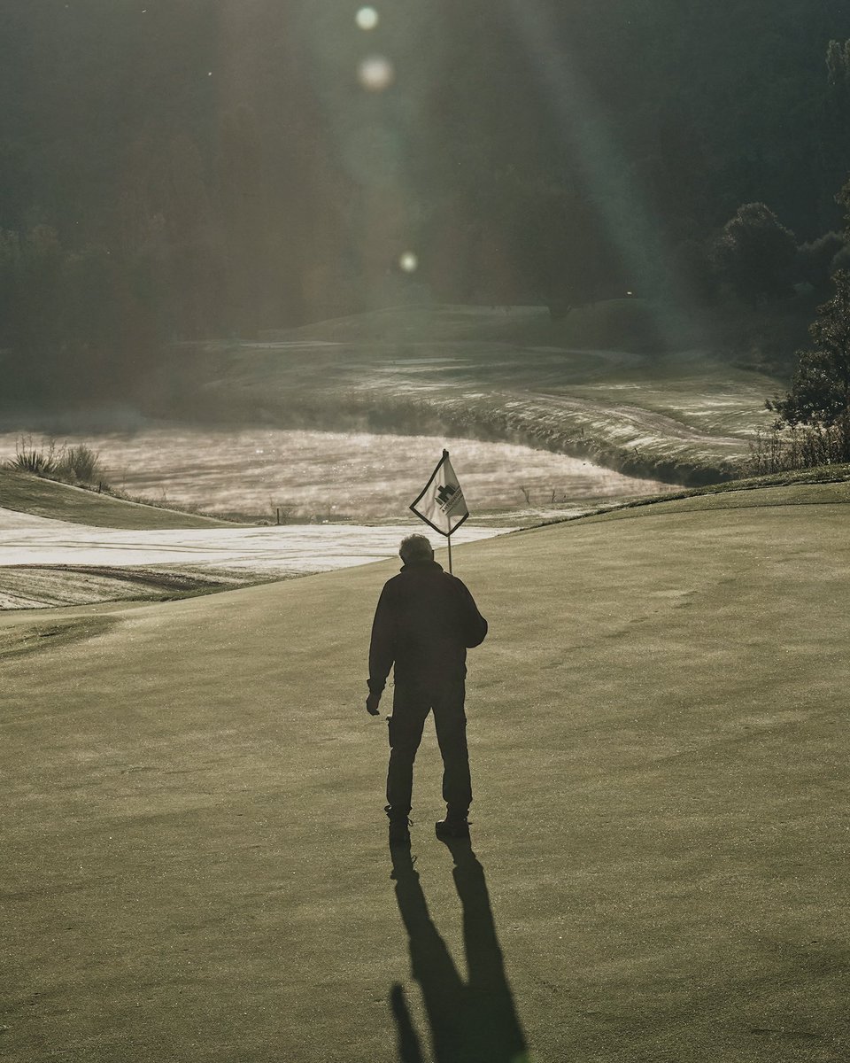 Antognollagolf's tweet image. Sunrise golf at Antognolla - where the course wakes up before you. ⛳ With dew slowing greens, cool air shortening carry, and soft fairways demanding precision, how do you adjust? 

#AntognollaGolf #GolfItaly #Umbria
