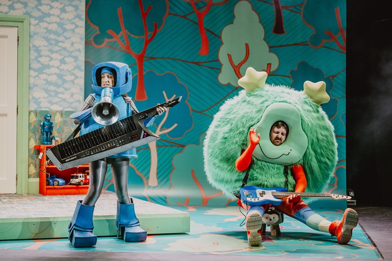 pastiebap.com/theatre/review…
"The musical numbers, by <a href="/DukeSpecial/">Duke Special</a> , are phenomenal and have us singing a long and bopping in our seats like they’re old favourites"
A great evening for all the family at <a href="/ReplayTheatreCo/">Replay Theatre Co</a>   The Velveteen Rabbit <a href="/LyricBelfast/">Lyric Theatre Belfast</a>