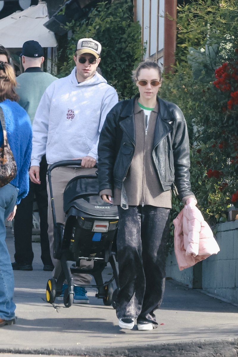 [SORTIE] Robert, Suki et leur fille ont été aperçu dans les rues de Los Angeles. [16.03.25] 3/3