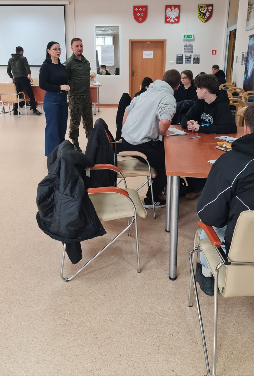 WCRBrzeg's tweet image. Dzisiaj🫵Nasz #MZR Mobilny Zespół Rekrutacyjny 🙋 wystawiony przez @WCRBrzeg  przeprowadził prelekcję
w ramach projektu Zawód Żołnierz🪖w #PublicznaSzkołaPodstawowaNr3imJanaPawłaIIwPaczkowie
Jednocześnie przypominamy że trwa👇
#KwalifikacjaWojskowa 2025,
w której uczestniczymy❗