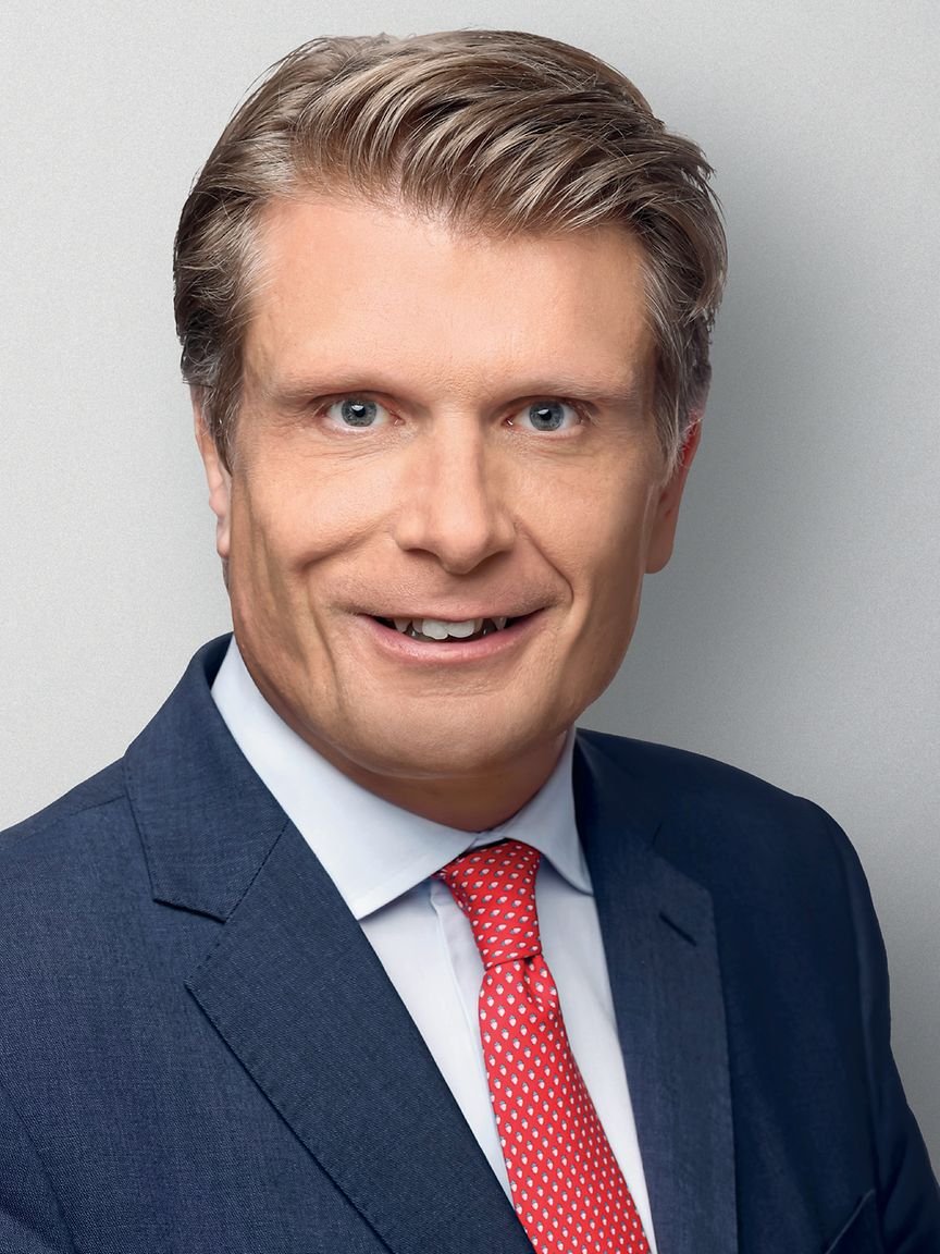 Der Mann auf dem linken Bild hat uns aus der Abhängigkeit von russischem Gas befreit. Der Mann auf dem rechten Bild würde das gerne wieder rückgängig machen. Verrückt.