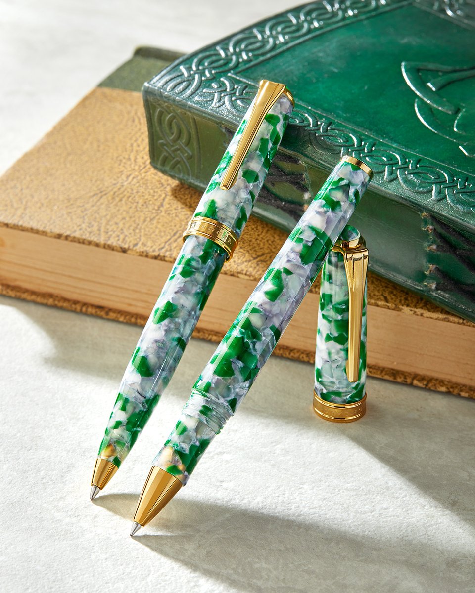Levenger's tweet photo. ☘️ Write with a touch of Irish luck! The True Writer Limerick and True Writer Classic Killarney bring the magic of the Emerald Isle to every word. 🍀✍️

#StPatricksDay #LuckOfTheIrish #EmeraldIsle #TrueWriter #WriteWithStyle https://t.co/jPkoOR4v80