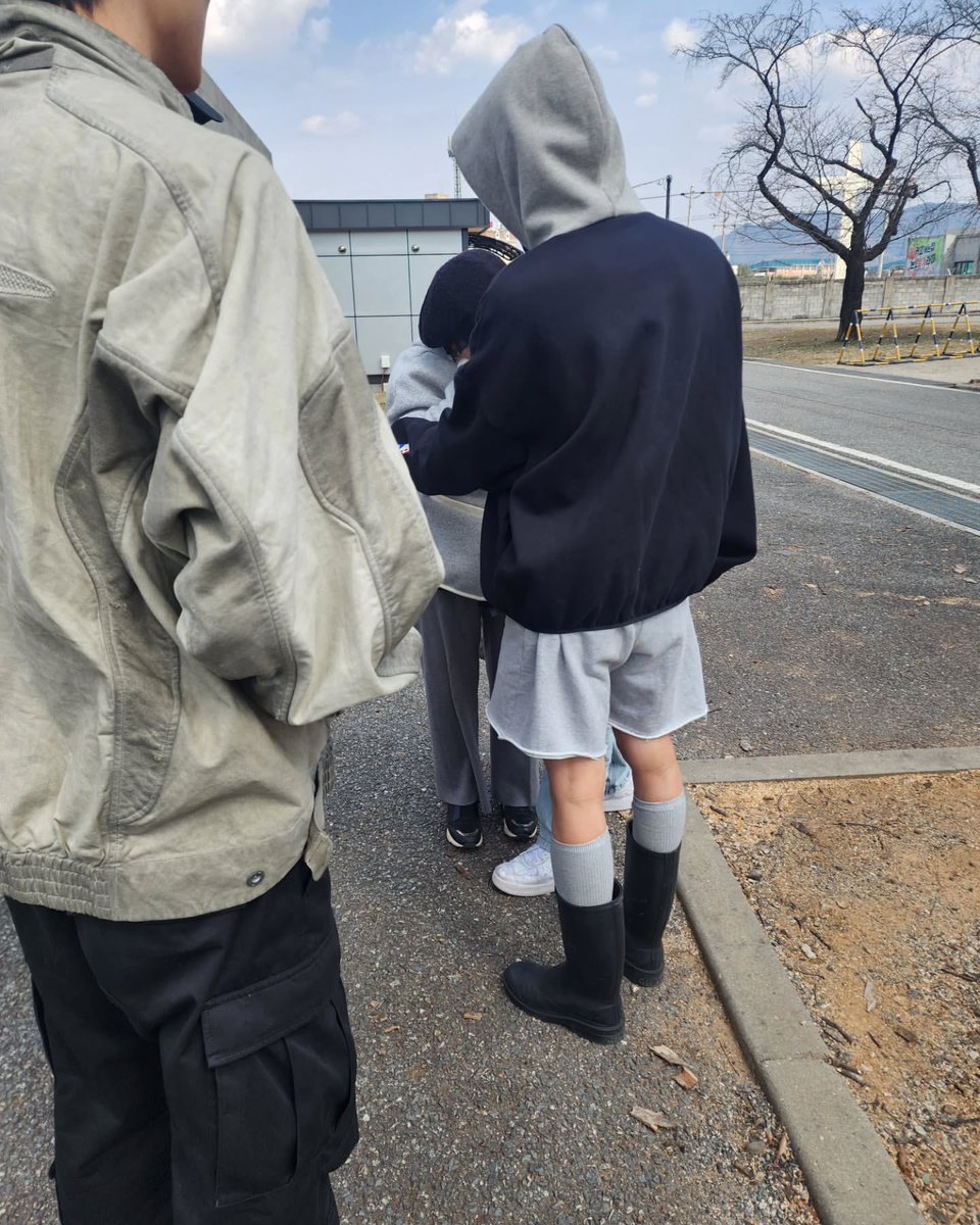 250318 상연 누나 인스타 #주연

함께 간 길, 두고 가려니 발걸음이 떨어지지 않던 엄마가 

현장에서 아들이 갑작스레 가, 안아주지 못했던게 못내 속상하셨던건지 눈물을 쏟으며 차로 갔다.

난 당황해서 어떤 말도 건네지 못하고 있었는데,

앞서 가 차에 탔던 10명이 놀라서 일제히 나와 엄마를