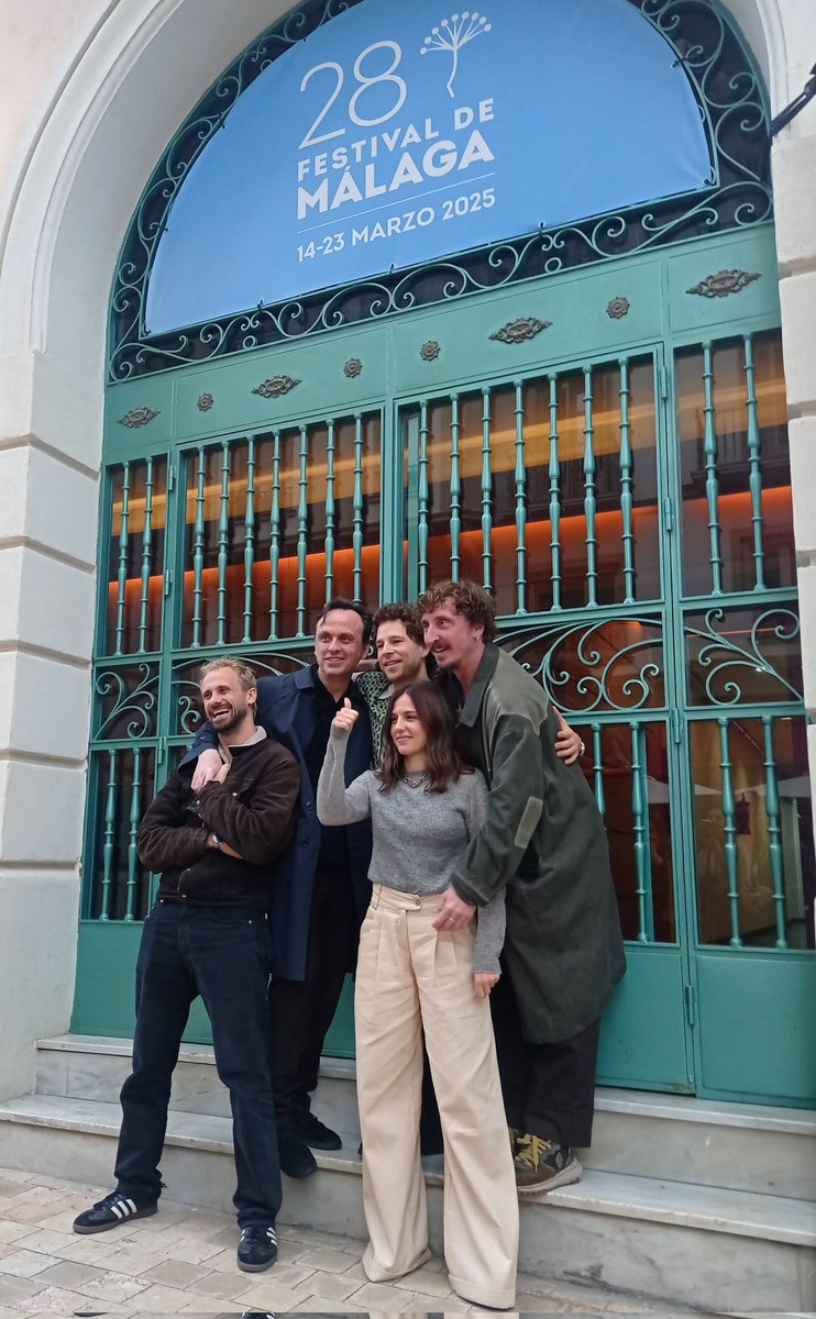 Aquí parte del maravilloso equipo de 'Esmorza amb mi' (Desayuna conmigo) en su estreno mundial y primera proyección con público en el #28FestivalMálaga. 1r largo del actor y director Iván Morales, se verá en el <a href="/DAFilmFestival/">D'A Festival Cinema Barcelona 2025</a> y se estrena el 6 de junio. Apuntad en la agenda 🥰