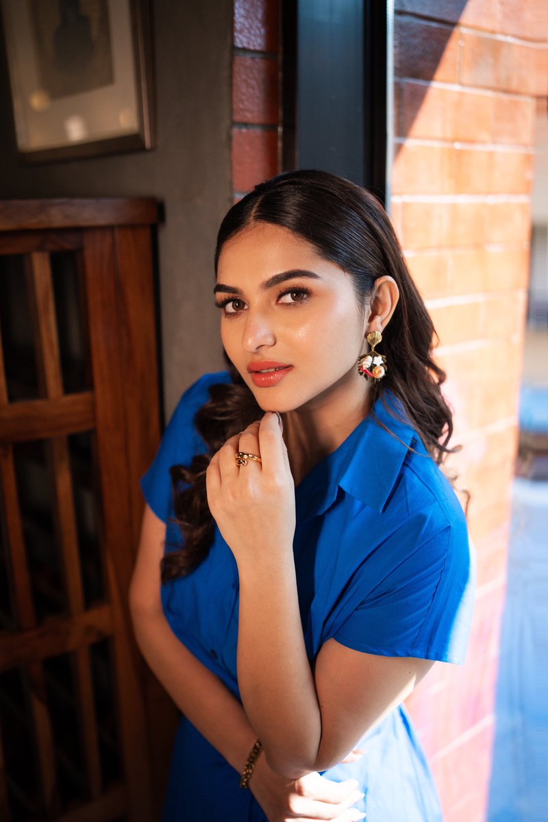 11Lohar's tweet photo. Wrapped in love draped in blue romanticising my own existence💙🙈 https://t.co/GNBepglNns