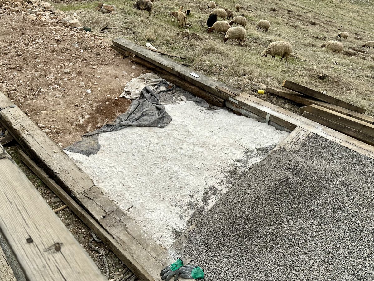 BrightInsight6's tweet image. I took these photos just last week.

📍Brand new sidewalks being constructed ON TOP OF BURIED RUINS at Gobekli Tepe.

Make no mistake, there is NO plan, or intention to fully excavate this site

Fact: 90% of the ancient ruins remain buried