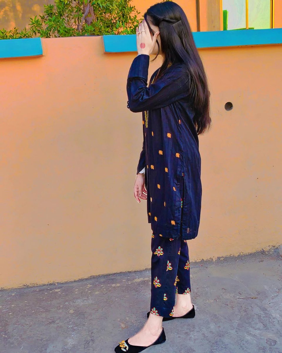 میں حساب نہیں رکھتی کہ 
کتنا پایا ، 
کتنا گنوایا، 
بس خواہش اتنی ہے کہ ...

دکھ وہاں سے نہ ملے جہاں میں نے اپنی خوشی لٹائی ....🥀

🖤🥀
🥰🥰🥰Good Night 💙💙