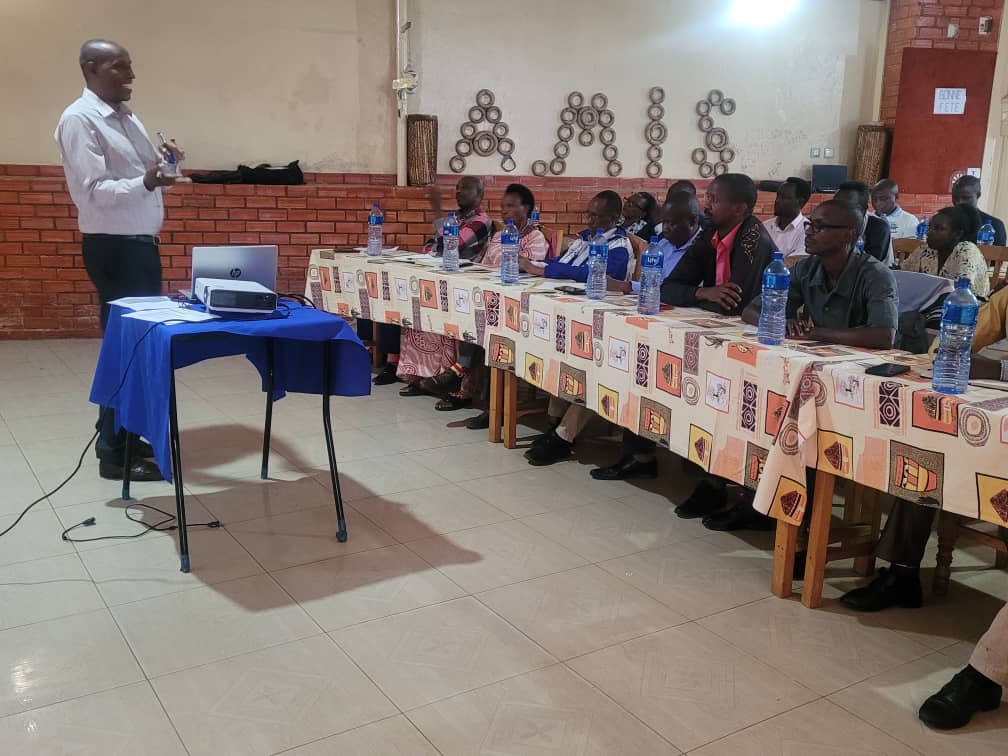 bafashebige's tweet photo. A son tour, Paul Niyonzima, conseiller juridique du gouverneur de Ngozi, exprime sa gratitude à la coalition ETP Bafashebige pour ce dialogue essentiel sur l'éducation inclusive. Selon lui, chaque apprenant mérite une chance égale! #ÉducationÉquitable #Ngozi #Educationinclusive https://t.co/rDAVAwPWhC