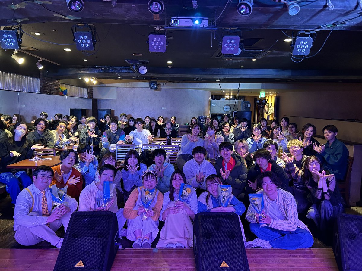 hanaemi_ss's tweet photo. 花笑みラストライブ『笑顔満開』終演致しました！🌼
来ていただいた皆様、ゲストバンドの皆様のおかげで、笑顔溢れるライブになりました！😆
これからも皆様の人生に笑顔の花が咲きますように、またどこかでお会いしましょう！🌻

感想は
#笑顔満開
でpostしていただけると幸いです！ https://t.co/KrtcSQtvdM