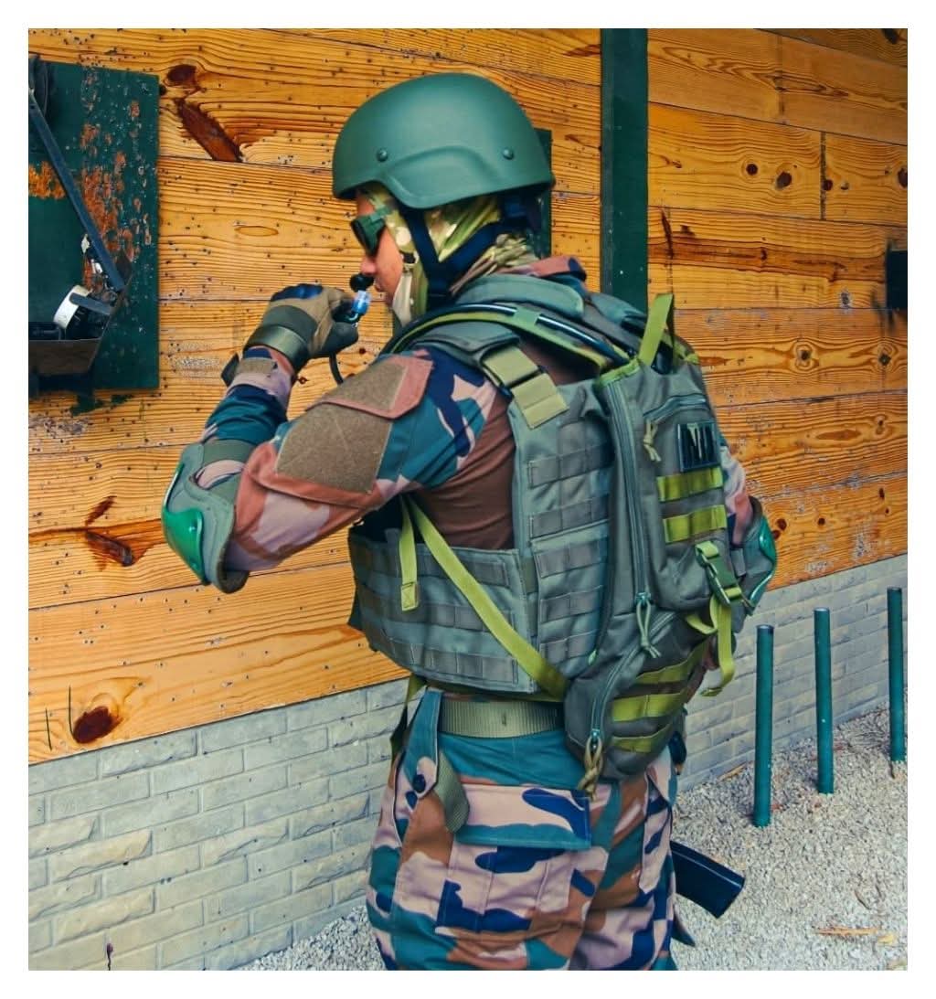 ना हीरो की तमन्ना है ना ही परियों पर मरते हैं 
हम इंडियन आर्मी के बंदे हैं जनाब हम सिर्फ़ 
और सिर्फ़ अपने वतन से #मोहब्बत करते हैं।