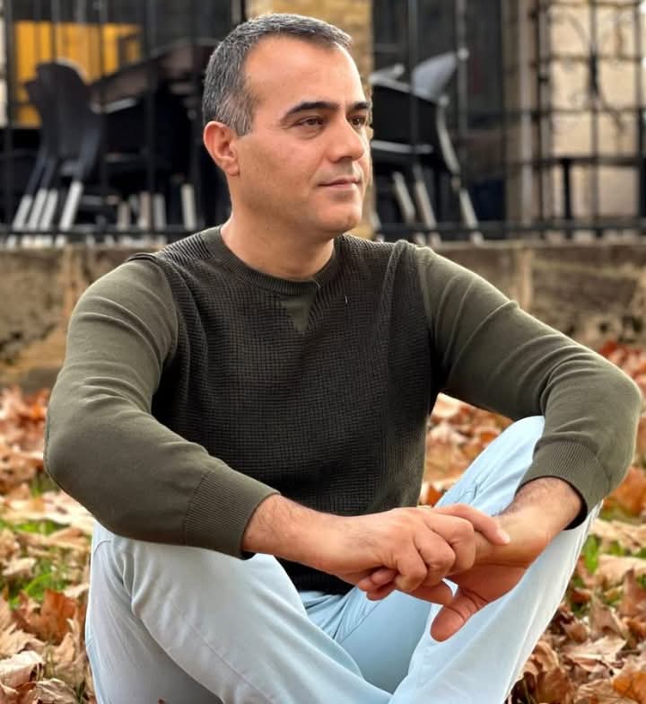 kafekulturyy's tweet photo. YENİ KİTAP
İdris Kenç ile yeni öykü kitabı KÖKLER VE KANATLAR üzerine söyleşi
@candanselman

"Göçmen Geçmişini Sırtında Bir Hazine Gibi Taşır..."
https://t.co/z4lZ9EKhVO https://t.co/l4bemycEBa