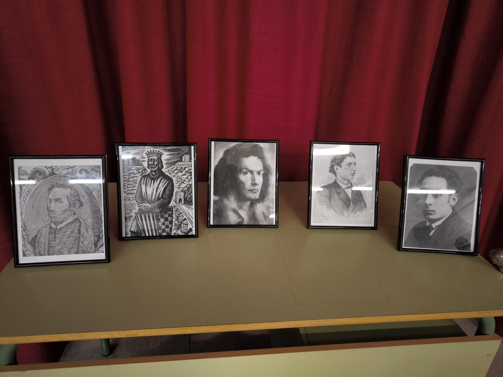 Avui a l'escola turó del Caritg a <a href="/AjBadalona/">Ajuntament de Badalona</a>  per representar #SocAngelGuimera convidats per <a href="/lletres/">Lletres catalanes</a>  <a href="/AnyAngelGuimera/">Any Àngel Guimerà</a>  . Amb el gran <a href="/JepBarcelo/">Jep Barceló</a> 
Catalunya, més que mai necessita en Guimerà ! #teatrepatriotic