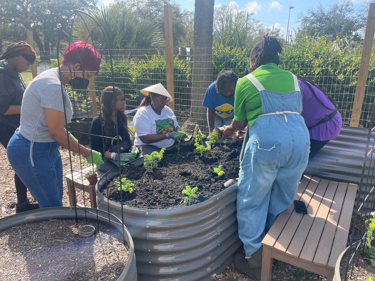 CenterofHopeFL's tweet photo. 32209 community members in the Labor of Love on Family Garden Day https://t.co/yCIrczJVOh