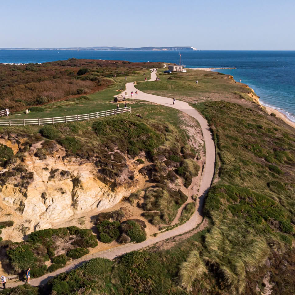 bmouthofficial's tweet photo. Embrace the breathtaking beauty of Hengistbury Head! https://t.co/2K6JNjIxzG guides you on a journey through diverse ecosystems and rich history. Chart your course through time and nature today! #ExploreBCP #CoastalCompass #LoveBournemouth #LoveXchurch

https://t.co/oSrDW5kBNY https://t.co/NsuSkZbCtU