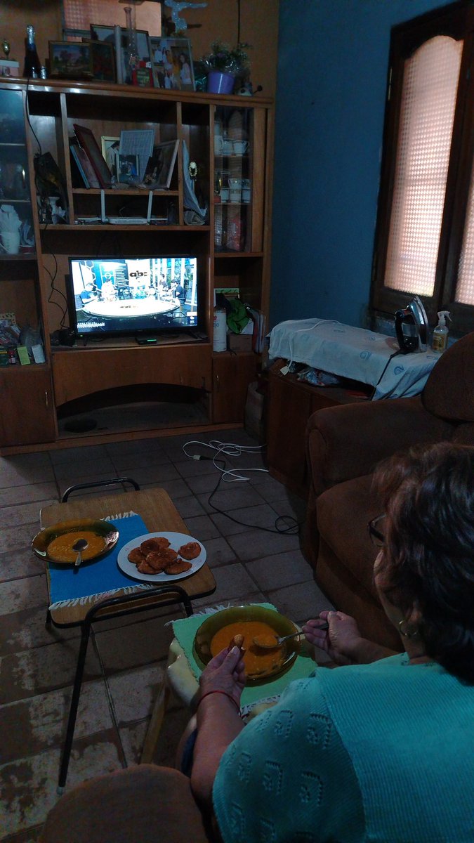 adan_fretes's tweet photo. La Yeya no puede dejar de almorzar ni de ver @ABCCardinal @maxibiancucchi7 @Danichung
Caldito de verdura con tortilla.
#elprimazo https://t.co/li09GYOPfk