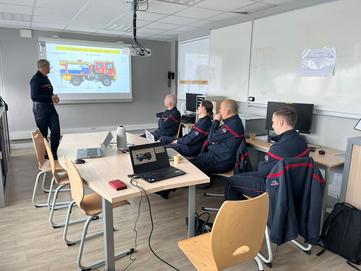 Pompiers03's tweet photo. [#FDF3]
1/2
🔥 Durant toute cette semaine, le CSP Vichy accueille une Formation de Maintien des Acquis (FMA) feux de forêts de niveau 3 (FDF3).
👩‍🚒 Cette session regroupe 40 apprenants, encadrés par une douzaine de formateurs, tous issus des 4 départements auvergnats. https://t.co/Ehlgm20bwd