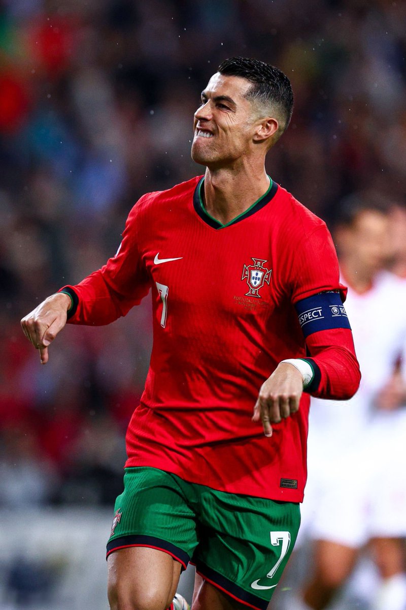 MousaQi's tweet image. كريستيانو 40 سنة جاهز ومستعد لمباريات البرتغال في دوري الأمم الأوروبية

ميسي 37 سنة مطرود من قائمة الأرجنتين لأنه انتهى 

اختر لاعبك بعناية