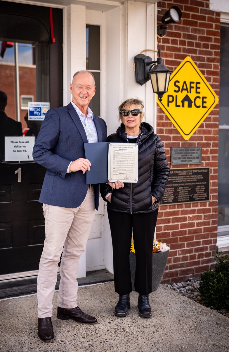 It's #NationalSafePlace Week!

The City of Jeff is proud to support Safe Place, a vital program providing immediate help and safety for youth in crisis. Mayor Moore visited the Clark County Youth Shelter to present a proclamation. 

More here: loom.ly/xz3yBwg. #onlyINjeff