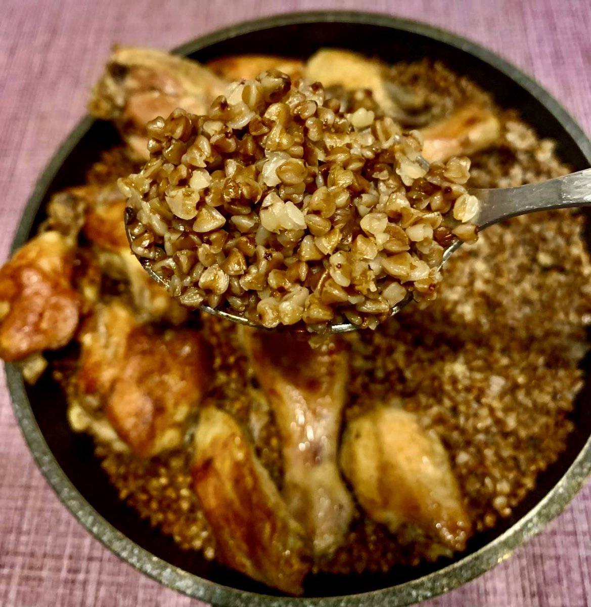 aijjtoto's tweet image. Мне так понравилась кура с гречей по недавнему рецепту, что я снова приготовила. 
Ну, где курица обжаривается под прессом с одной стороны, а потом запекается вместе с гречкой. Гречечка такая зачетная получается! 😋😻
Хочите? 😜