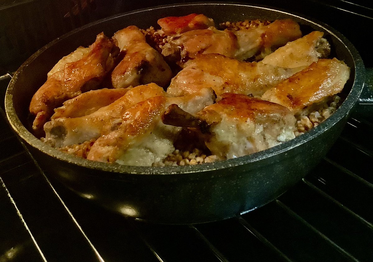 aijjtoto's tweet image. Мне так понравилась кура с гречей по недавнему рецепту, что я снова приготовила. 
Ну, где курица обжаривается под прессом с одной стороны, а потом запекается вместе с гречкой. Гречечка такая зачетная получается! 😋😻
Хочите? 😜