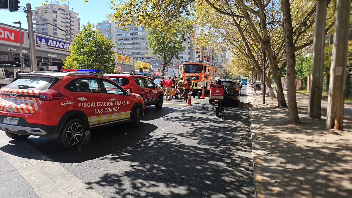 Cristobal Colon  esquina Hernando de Magallanes, procediendo bomberos por lesionado en vía pública. Personal Dirección de Tránsito prestando cooperación.