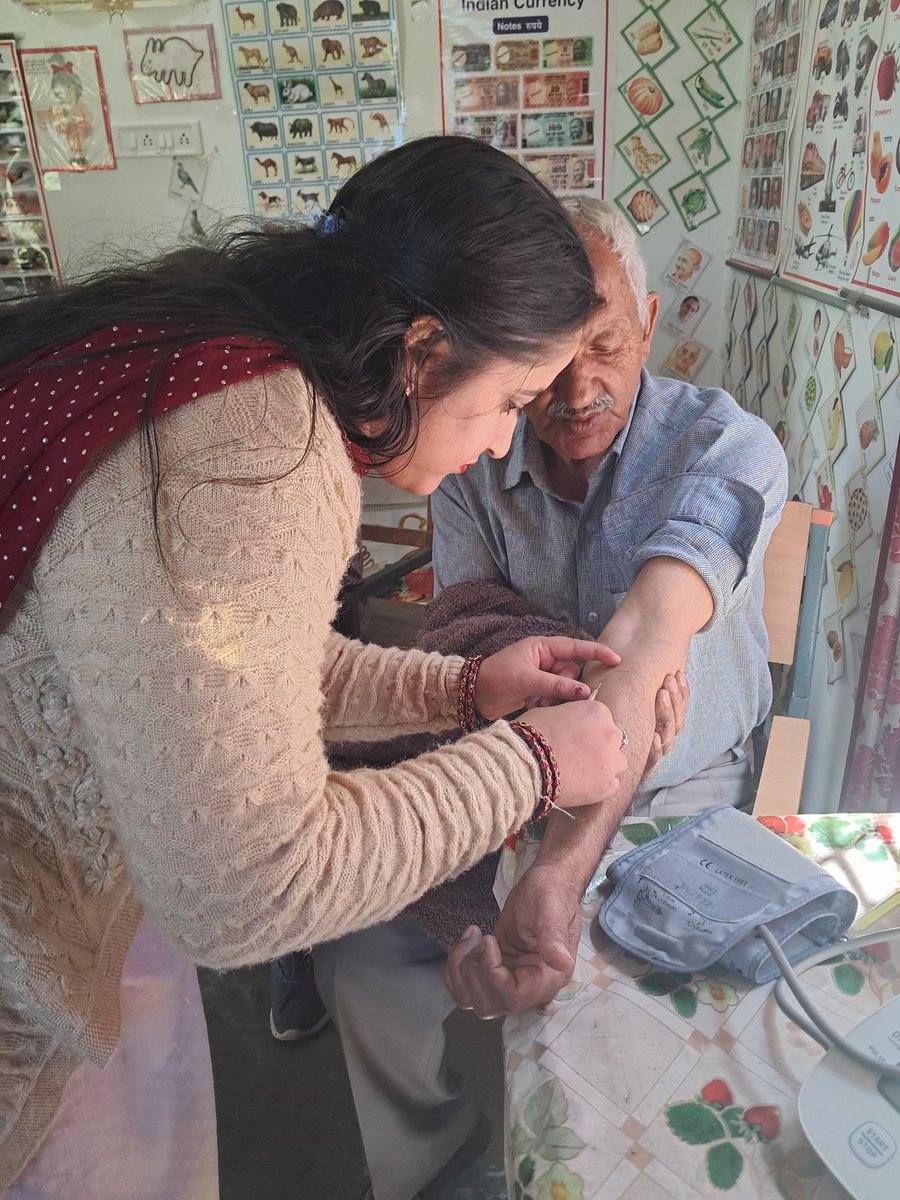Deepika14180672's tweet photo. Cy TB test done by CHO Deepika 
@drrksood @dtohpkgr @mukt_tb @StopTB @StopTB @TbDivision 
#YeswecanendTB
#StopTB
#TBHaregadeshjitega https://t.co/AeaMOqGsfz