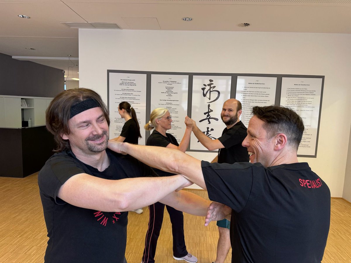 GM_Koenig's tweet photo. WTplus Unterricht mit dem #WTplus Team der #EWTO Akademie München unter Sifu Andeas Ertl.
Schwerpunkt war diesmal: Details aus dem #Contact Programm für Level 2.
#Selfdefense
#Selfdefence
#Selbstverteidigung https://t.co/NE8yo5Qf9q