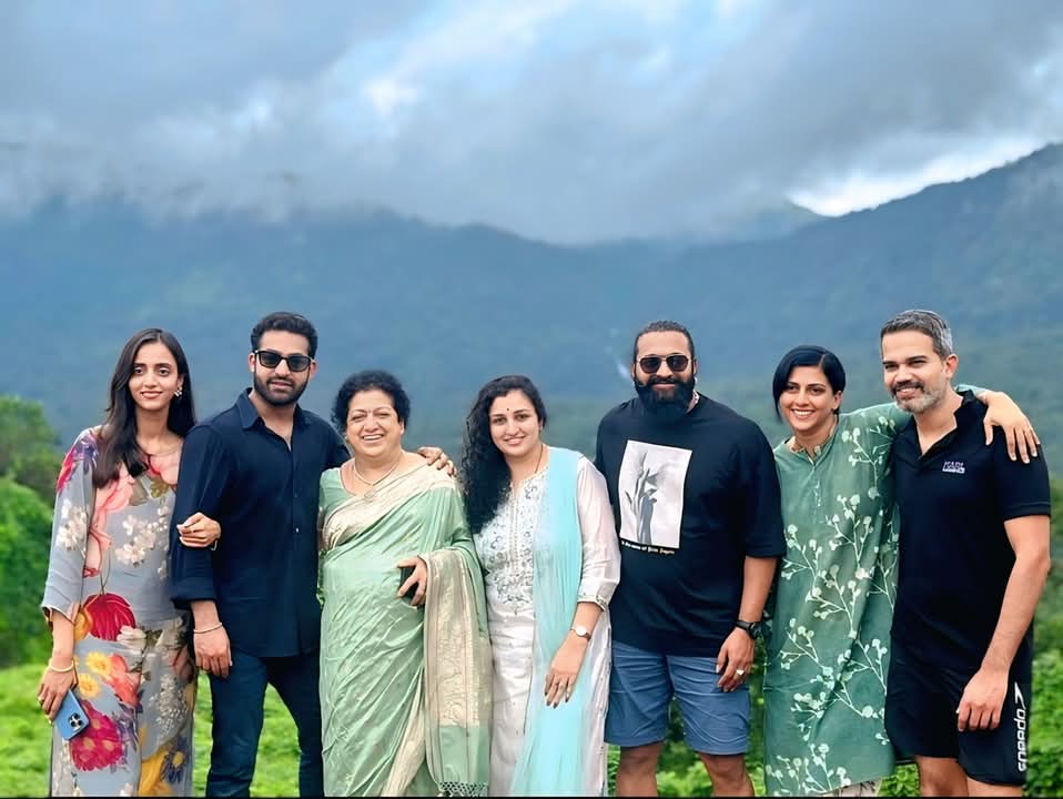 heyopinionx's tweet photo. #JrNTR , #Rishabshetti, #PrashantNeel and with their Families❤️😍 https://t.co/NZFqcUeDWV
