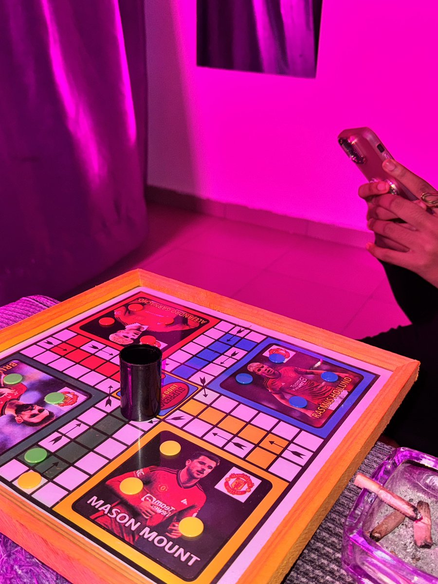 oluwasefunmi__'s tweet photo. Currently playing Ludo with a client.

I’m showing her who the boss is, cause she whooped my ass earlier in WHOT😂

She never commot house since💀 https://t.co/ezOksRF6na