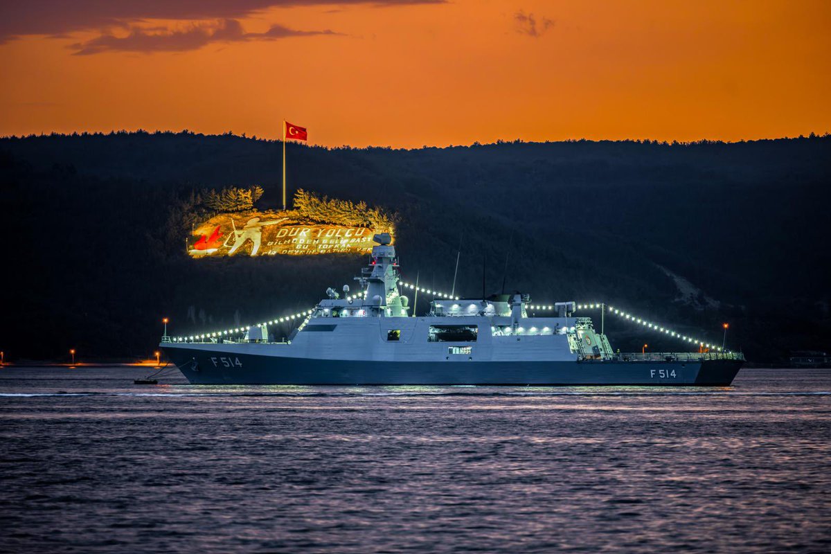 Ey mavi göklerin beyaz ve kızıl süsü,

Kız kardeşimin gelinliği, şehidimin son örtüsü,

Işık ışık, dalga dalga bayrağım!

Senin destanını okudum, senin destanını yazacağım.

Şehitlerimizi, saygı ve minnetle anıyoruz.🇹🇷

#18Mart1915
#ÇanakkaleGeçilmez
#18MartÇanakkaleDenizZaferi