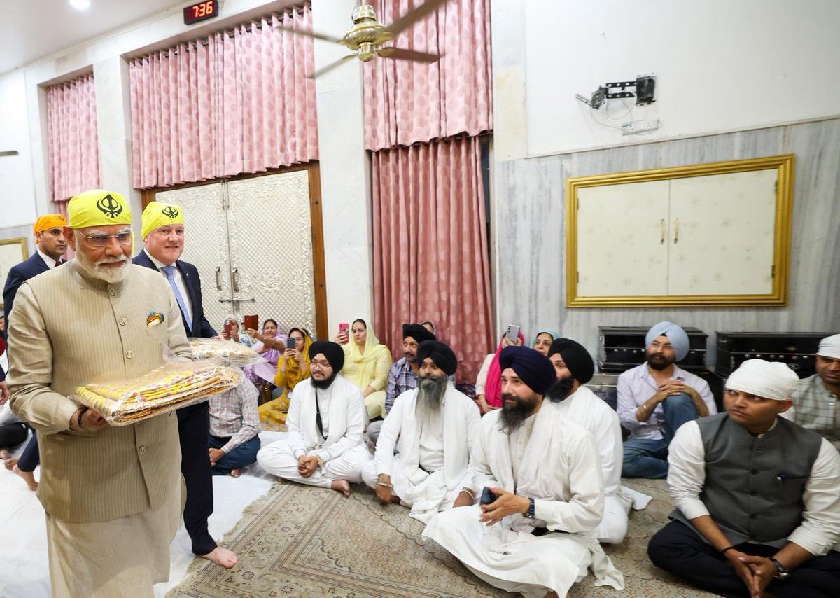 narendramodi's tweet photo. Some more glimpses from Gurdwara Rakab Ganj Sahib. 

@chrisluxonmp https://t.co/PeJP81IPIL
